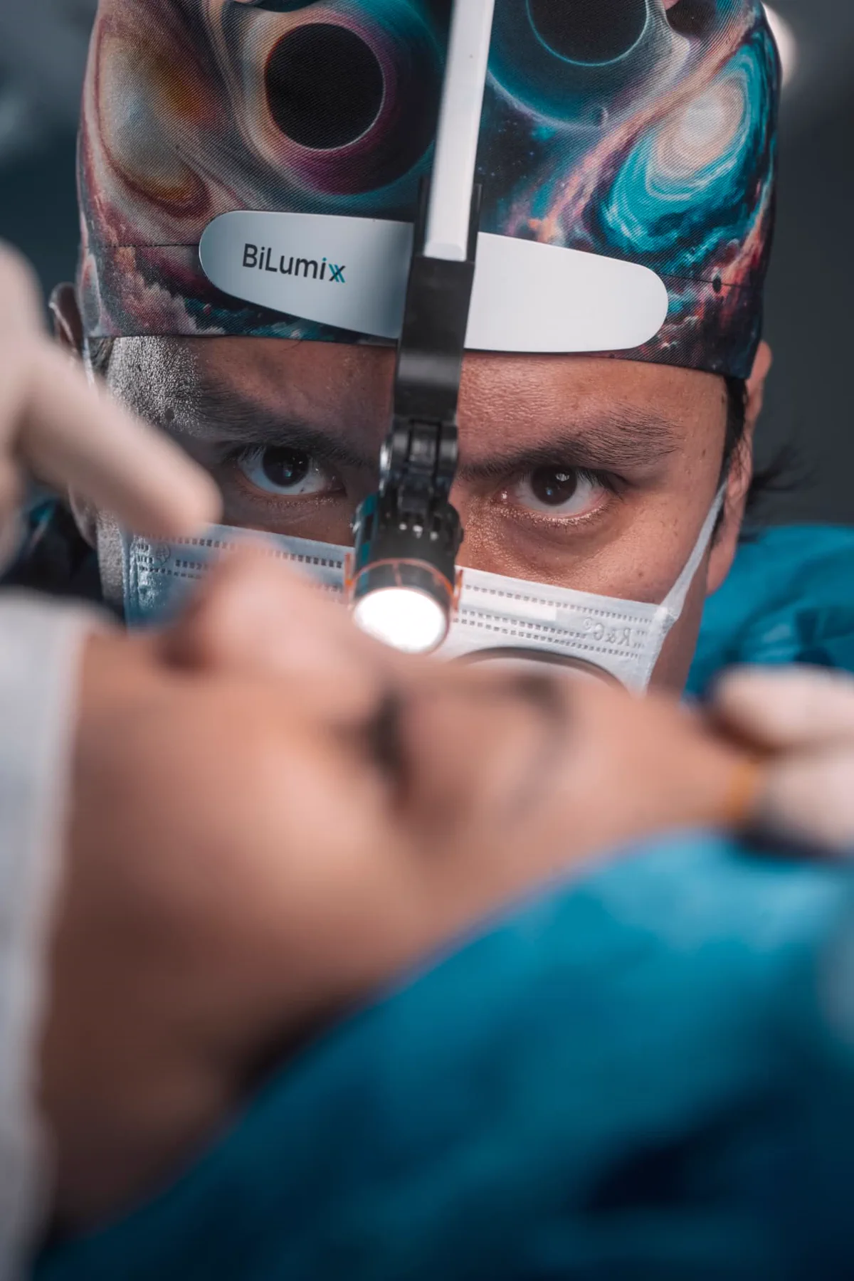 Dr. Manuel Jara durante una cirugía de rinoplastia compleja, concentrado en el detalle
